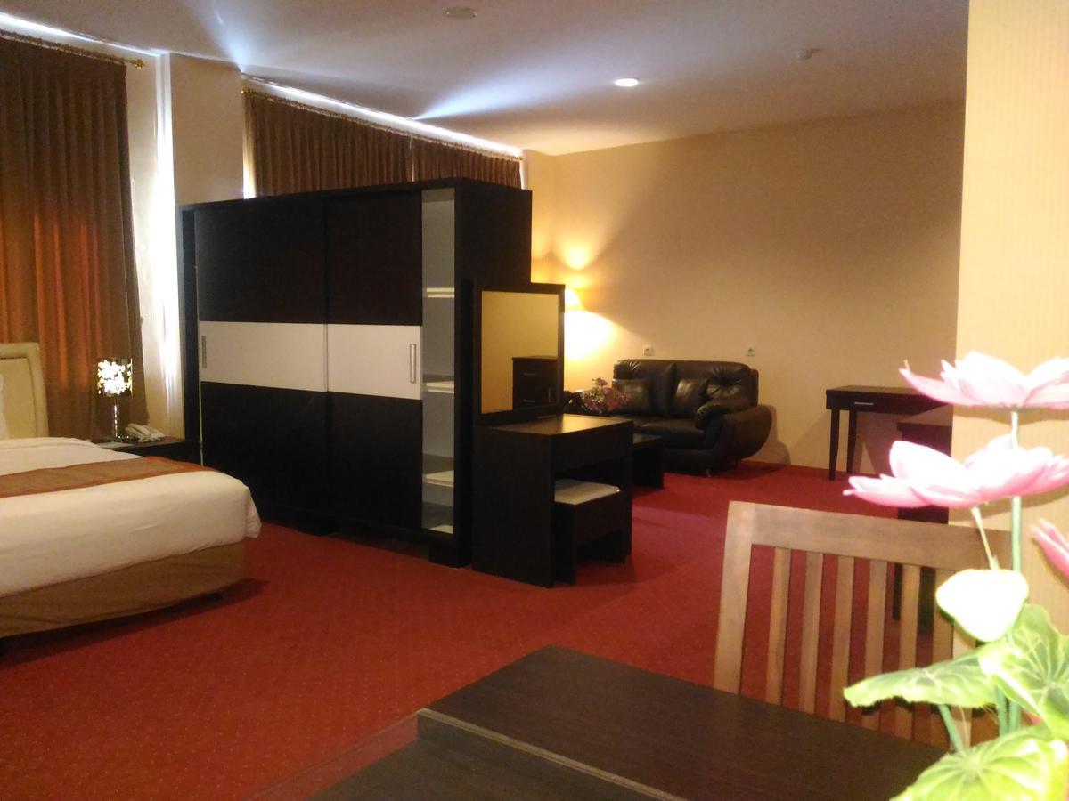 Grand Royal Taliwang Hotel Esterno foto