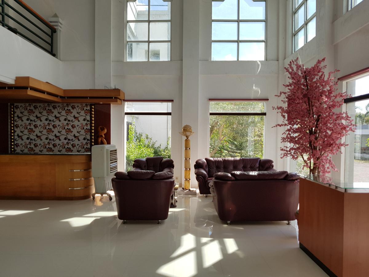 Grand Royal Taliwang Hotel Esterno foto